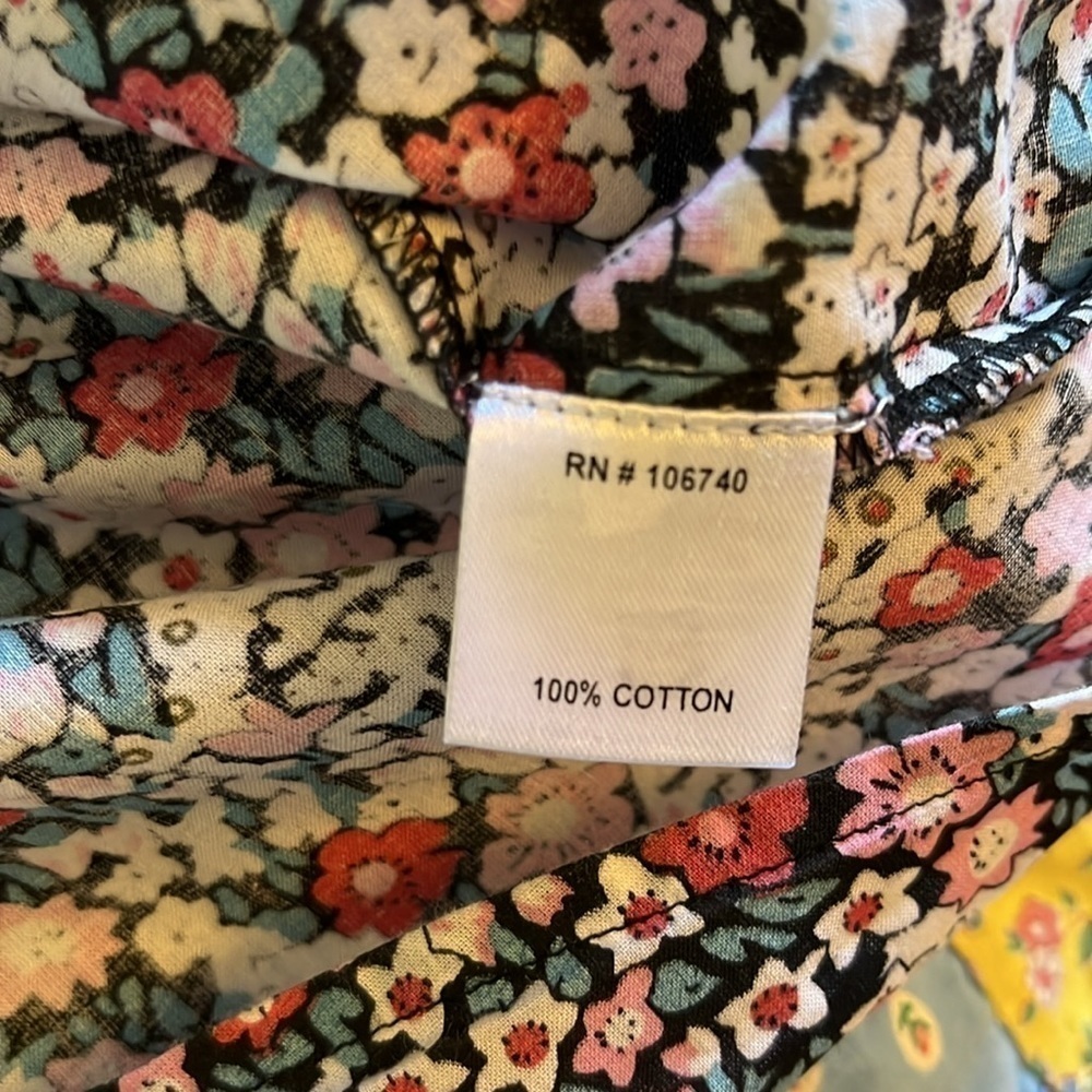 Serengeti 3/4 sleeved, v neck floral pattern blouse. Size Medium. - Picture 10 of 10